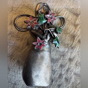 Vintage silver tone ángel holding flowers brooch